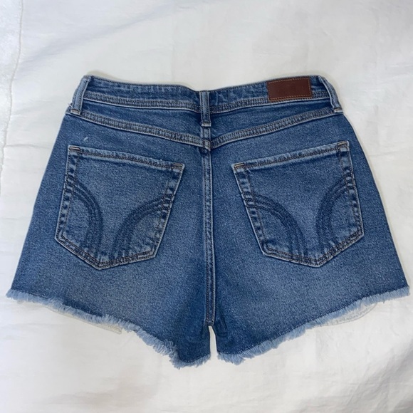 Women’s Hollister high rise boyfriend distressed cut off jean shorts size W26 - Picture 15 of 16